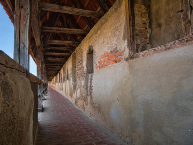 Yürüyebilen ve çok iyi korunmuş bir şehir duvarı.