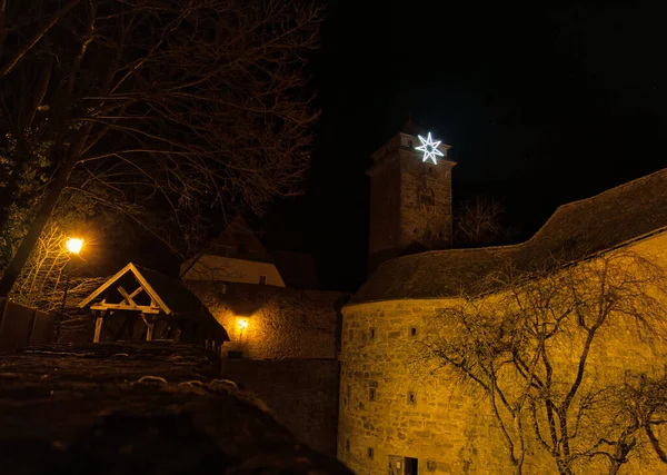 Torre e muralha iluminada da cidade de Rothenburg — Fotografia de Stock