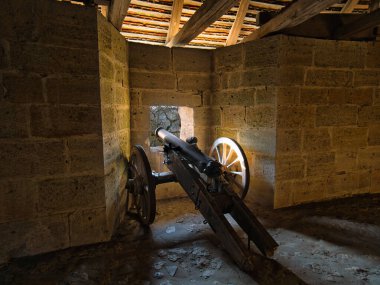Rothenburg şehir duvarında eski bir top.