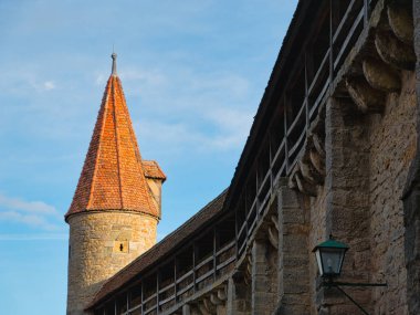 Şehir duvarında şehir kulesiyle kaplanmış savaş alanı.