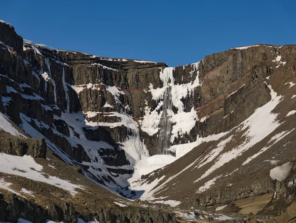 Cachoeira Hengifoss Leste Islândia Com Alguma Neve — Fotografia de Stock