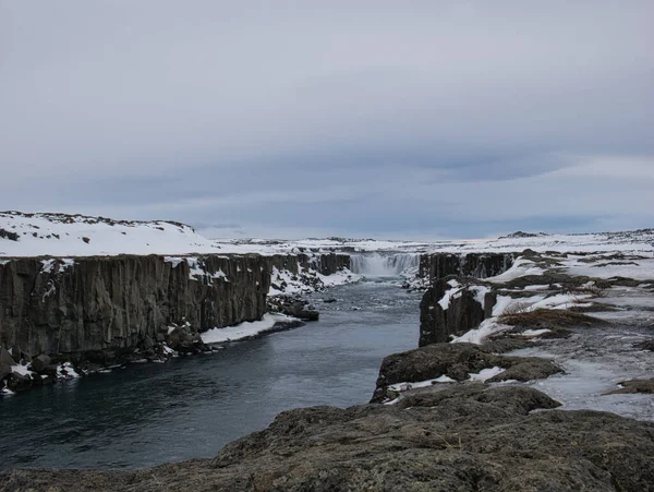 Wielki Wodospad Dettifoss Islandii Pokrytym Śniegiem Krajobrazem — Zdjęcie stockowe