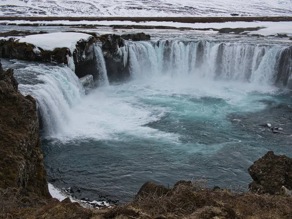 Basen Wodospadu Godafoss Islandii Śniegiem Tle — Zdjęcie stockowe