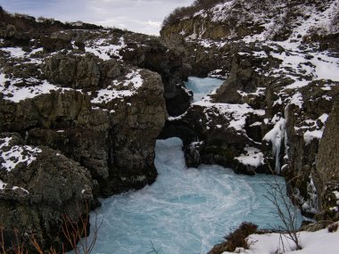 İzlanda 'daki Barnafoss Şelalesi' nin karlı vadisi.