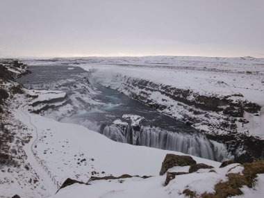 İzlanda 'nın güneyindeki Gullfoss Şelalesine giden karlı yol.