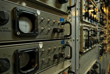 Bir kontrol merkezinde çeşitli ölçüm araçları ve denetim göstergeleri