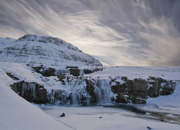 Uma Bela Atmosfera Nuvens Acima Cachoeira Kirkjufellsfoss Islândia — Fotografia de Stock