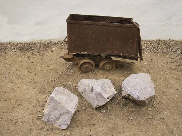 Ein Alter Verrosteter Minenwagen Aus Einer Mine Garten Vor Kleinen — Stockfoto