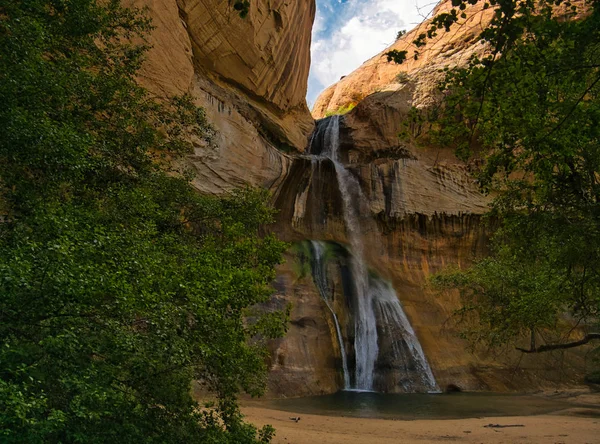 Small Idyllic Waterfall Water Basin Gorge — Stock Photo, Image