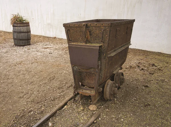 Starý Rezavý Důlní Vozík Kolejích Jako Dekorace Zahradě — Stock fotografie