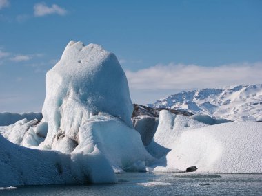 İzlanda 'nın buzul gölünde büyük bir buzdağı sürükleniyor