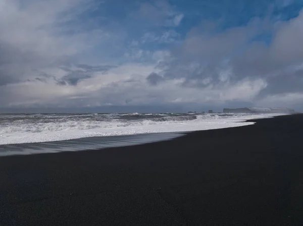 Gyönyörű Tengerparti Részén Fekete Homokos Strand Izlandon Felhők — Stock Fotó