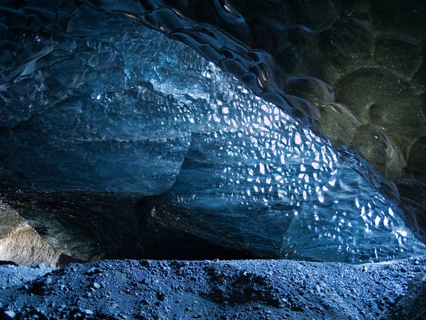 冰岛一个蓝色冰洞的熔岩上有一层厚厚的冰 — 图库照片