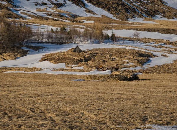 Gammal Traktor Bakom Torvhusruin Island — Stockfoto