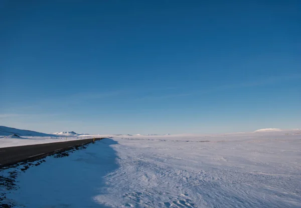アイスランドの雪景色の舗装道路 — ストック写真