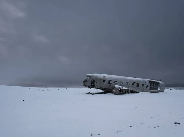 側面から撮影された雪の中で飛行機の残骸 ロイヤリティフリーのストック画像