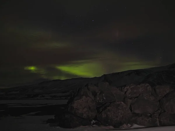 Αστέρια Και Πράσινα Βόρεια Φώτα Στην Ισλανδία Πάνω Από Σύννεφα — Φωτογραφία Αρχείου