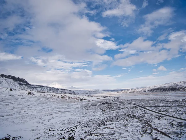 Uma Estrada Islândia Através Campo Lava Nevada Vulcão Grabrok — Fotografia de Stock
