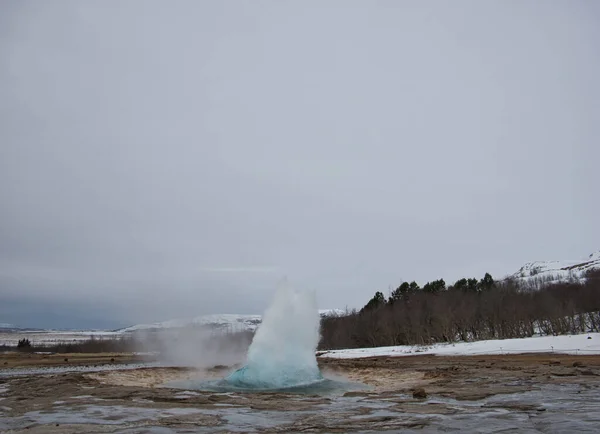 Μπλε Φυσαλίδα Νερού Από Strokkur Geyser Στην Ισλανδία Λίγο Πριν — Φωτογραφία Αρχείου