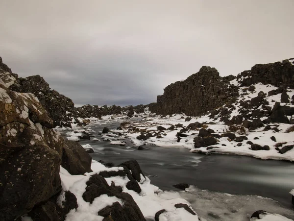Pequeno Rio Entre Rochas Cobertas Neve Islândia — Fotografia de Stock