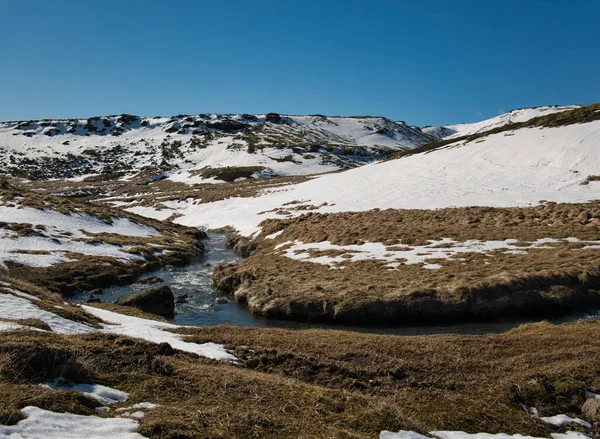 Dampfendes Thermalwasser Inmitten Der Isländischen Berge Nahe Reykjadalur — Stockfoto