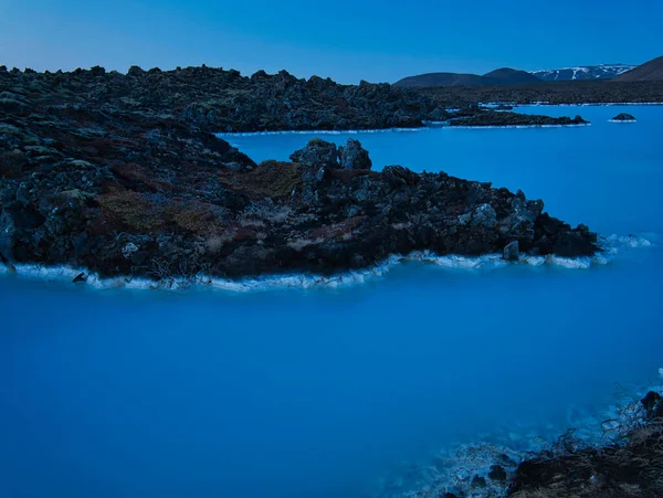 Mavi Göl Termal Suyundan Kayaların Üzerinde Beyaz Tortular Var — Stok fotoğraf