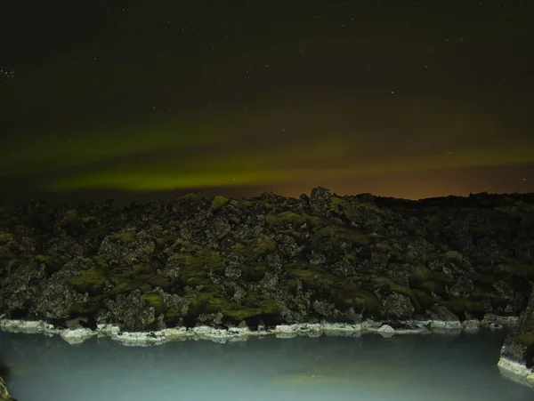Kuzey Işıkları Sütlü Termal Suyu Olan Lav Manzarasının Üzerindedir — Stok fotoğraf