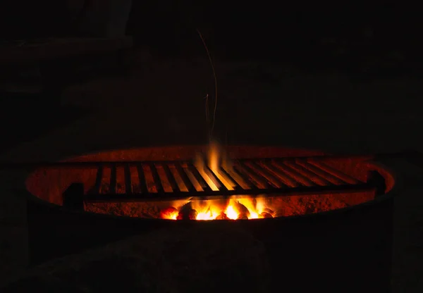 キャンプ場のグリル付きの円形暖炉 — ストック写真