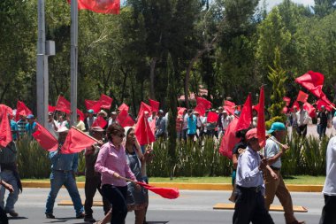 personas marchando en una protesta 