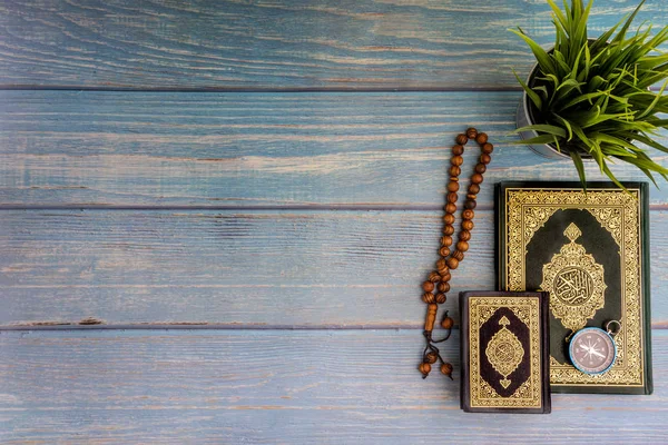 Platte Lay Uitzicht Vaas Tasbih Rozenkrans Kralen Kompas Heilig Boek — Stockfoto