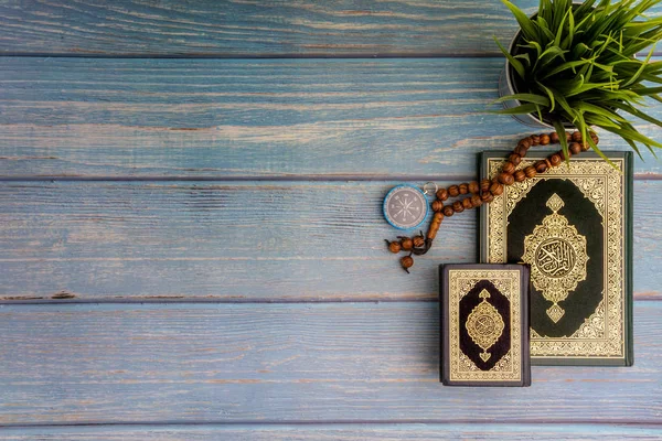 Vista Laica Piatta Vaso Tasbih Rosario Bussola Libro Sacro Corano — Foto Stock