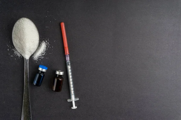Minimalist Düz Kompozisyon Şeker Kaşık Şırınga Şişeler Koyu Arkaplanda Tıbbi — Stok fotoğraf