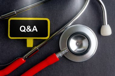 Soru-Cevap. Tıp konsepti. Q & A ve steteskoplu karatahta