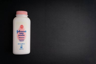 Kuala Lumpur, Malezya... 9 Kasım 2019: Siyah zemin üzerinde Johnson & Johnson bebek pudrası şişesi. Johnson & Johnson pudrası. Seçici odak