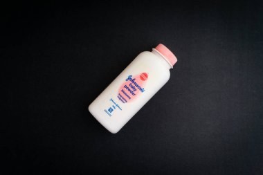 Kuala Lumpur, Malezya... 9 Kasım 2019: Siyah zemin üzerinde Johnson & Johnson bebek pudrası şişesi. Johnson & Johnson pudrası. Seçici odak