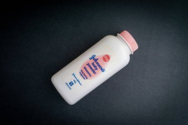 Kuala Lumpur, Malezya... 9 Kasım 2019: Siyah zemin üzerinde Johnson & Johnson bebek pudrası şişesi. Johnson & Johnson pudrası. Seçici odak
