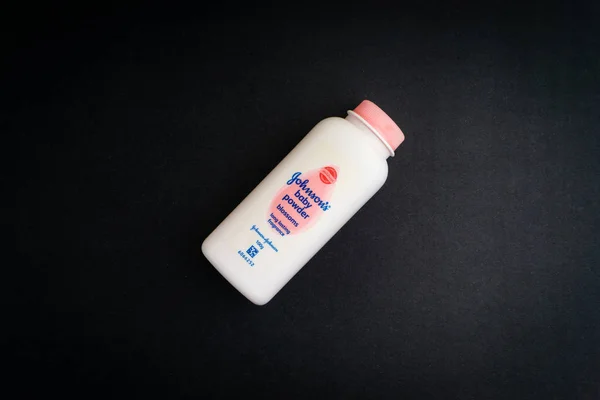 Kuala Lumpur, Malezya... 9 Kasım 2019: Siyah zemin üzerinde Johnson & Johnson bebek pudrası şişesi. Johnson & Johnson pudrası. Seçici odak