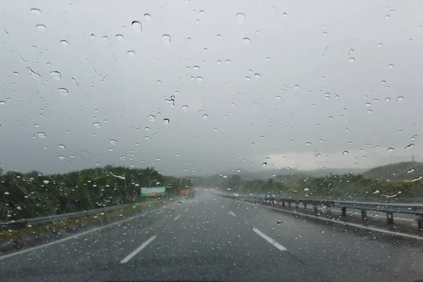 Esőcsepp Esik Autó Szélvédőjére Autót Vezetni Utcán Városban Heves Esőben — Stock Fotó