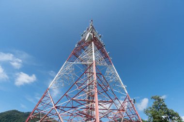 İletişim kulesi ve mavi gökyüzü görüntüsü