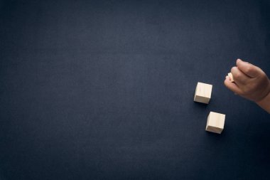 Tahta küp alfabesi yakın çekim ve çocukların elleri siyah arkaplanda. Seçici odaklanma ve eğitim kavramı