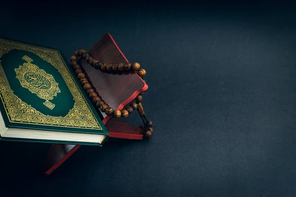 Święty Koran Napisaną Kaligrafią Arabską Znaczenie Koran Tasbih Lub Różaniec — Zdjęcie stockowe