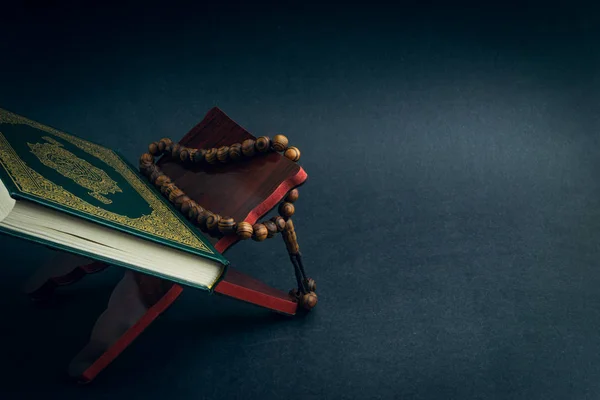 Saint Coran Avec Calligraphie Arabe Écrite Signifiant Coran Tasbih Perles — Photo