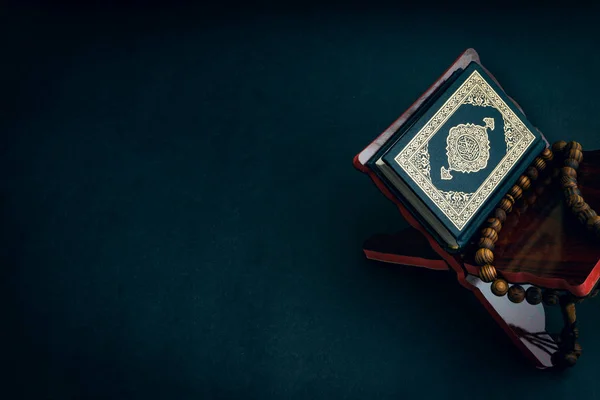 Święty Koran Napisaną Kaligrafią Arabską Znaczenie Koran Tasbih Lub Różaniec — Zdjęcie stockowe