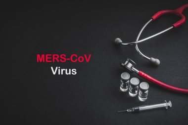 Siyah arka planda Mers Cov Virüsü yazan steteskop. Seçici odak ve kırpma parçası