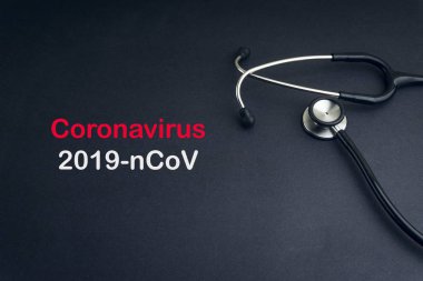 Siyah arka planda Corona Virüsü 2019 Ncov kelimeleriyle steteskop. Seçici odak ve kırpma parçası