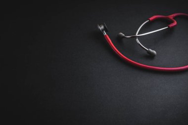 Siyah arka planda steteskop. Seçici odak ve kopyalama alanı