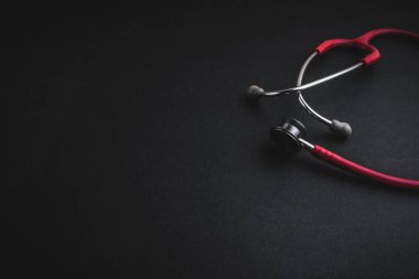 Siyah arka planda steteskop. Seçici odak ve kopyalama alanı