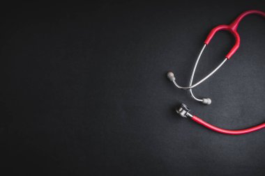 Siyah arka planda steteskop. Seçici odak ve kopyalama alanı