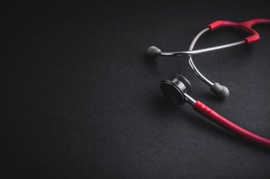 Siyah arka planda steteskop. Seçici odak ve kopyalama alanı