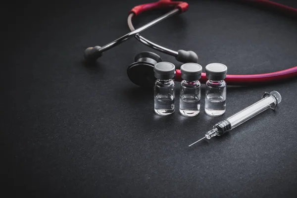 Stetoskop Şişeler Siyah Arka Planda Şırınga Seçici Odak Kopyalama Alanı — Stok fotoğraf